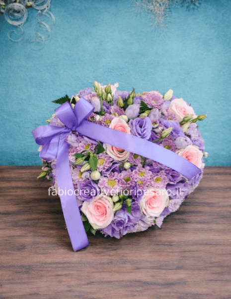 Composizione a Cuore con Fiori Misti – Armonia di Colori e Sentimenti 💖🌸