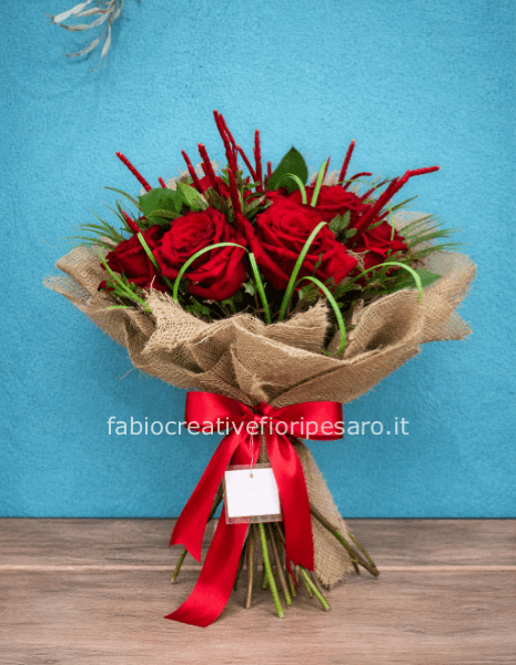 Bouquet Rotondo di Rose Rosse – Eleganza Senza Tempo 🌹❤️