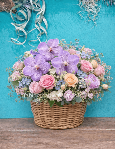 Composizione Floreale in Cesto – Fiori di Stagione 🌼🧺