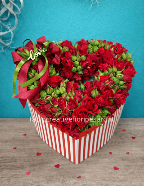 Composizione Cuore di Rose Rosse Spray – Amore che Prende Forma ❤️🌹