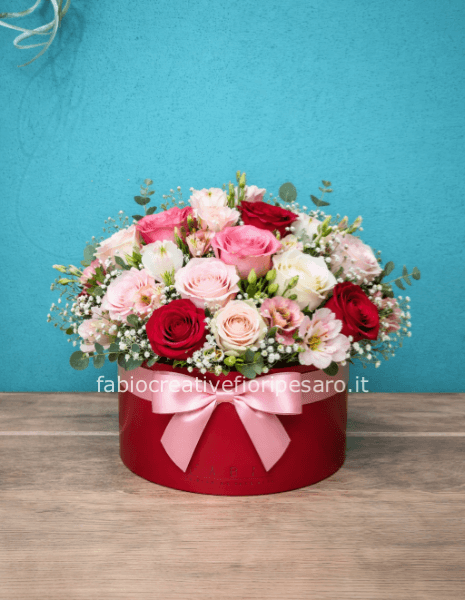 Flower box con rose rosa, rosse e bianche – Armonia di colori e delicatezza 🌹🎀