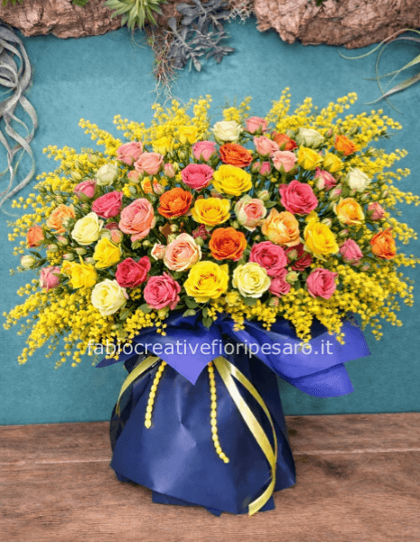 🌹 Bouquet Rose miste e Mimosa – Colore, eleganza e armonia 🌼✨